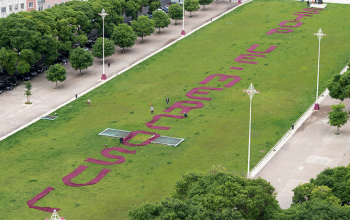 Letras gigantes ocupam Alameda no âmbito de protesto internacional