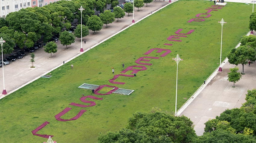 Letras gigantes ocupam Alameda no âmbito de protesto internacional